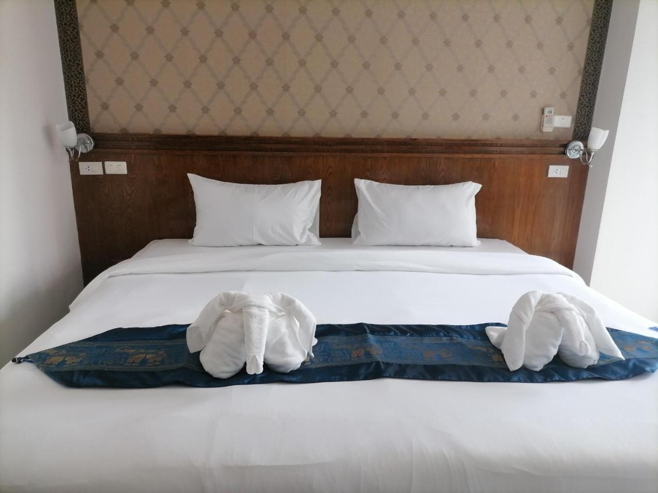 Nj Patong Hotel Экстерьер фото