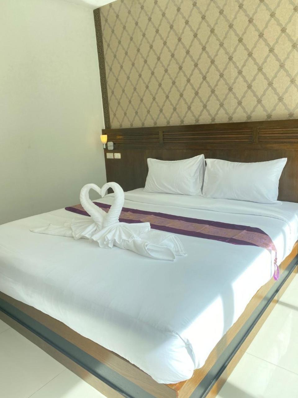 Nj Patong Hotel Экстерьер фото