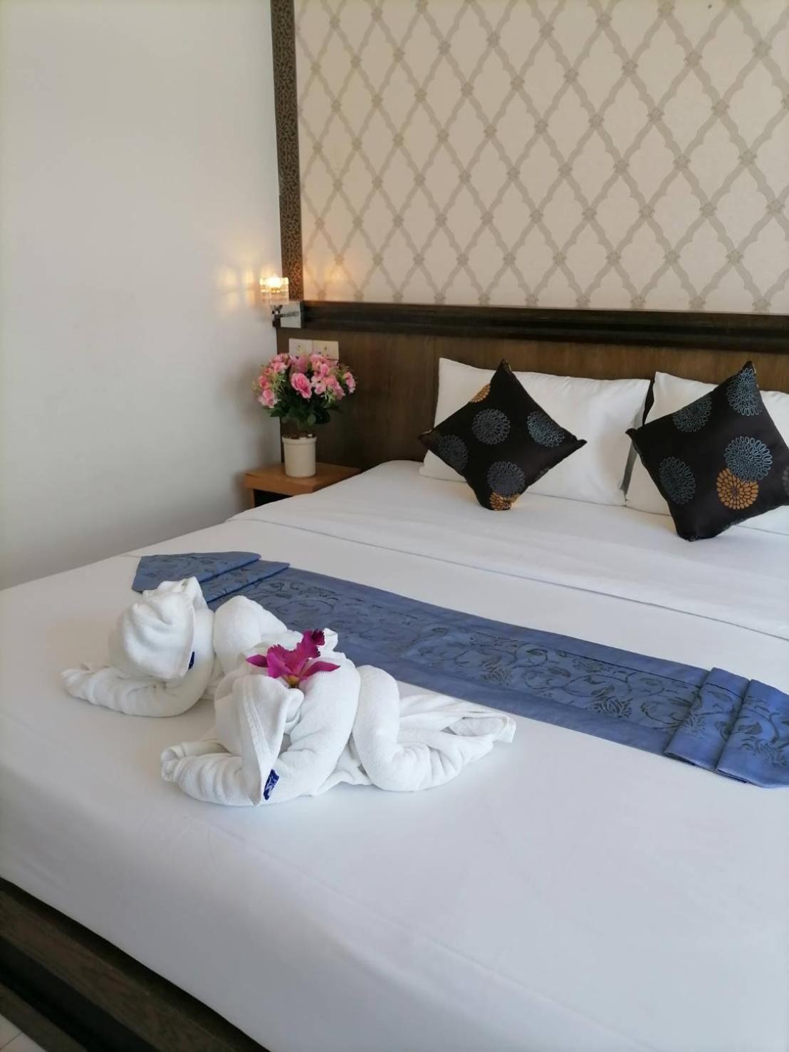 Nj Patong Hotel Экстерьер фото